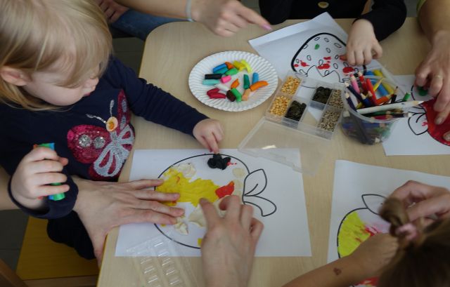 dziecięce dłonie wyklejające warzywa