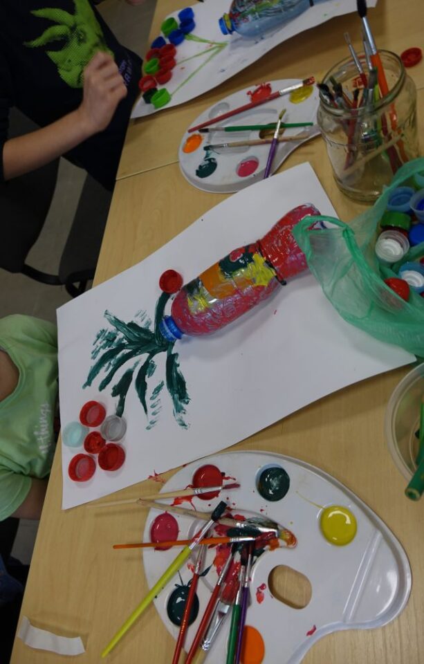 kolorowo pomalowane plastikowe butelki