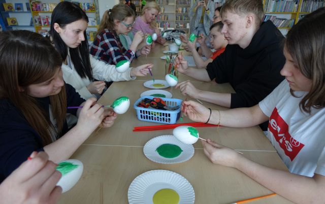młodzież maluje pisanki ze steropianu