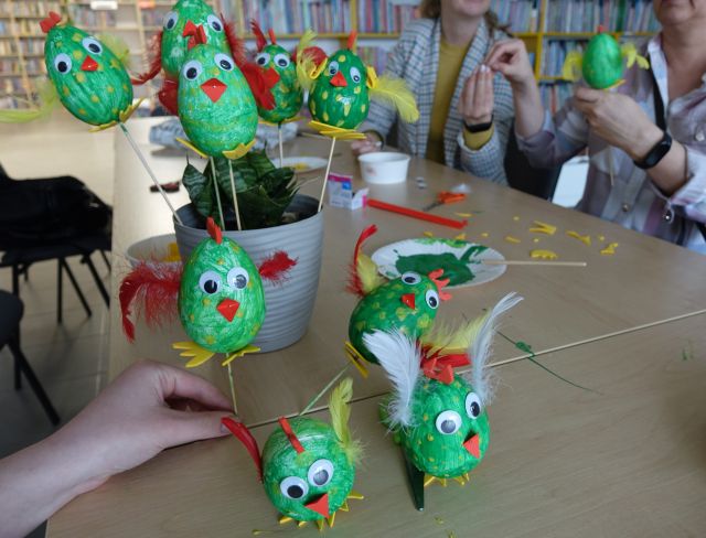 jajka steropianowe pokolorowane na zielone, wyglądają jak kurczaki