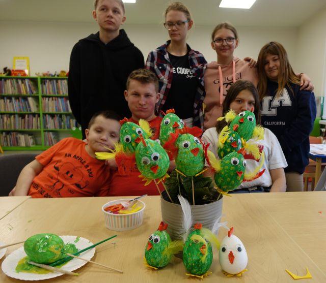 młodzież pozuje do zdjęcia z pomalowanymi przez siebie styropianowymi jajkami w formie kurczaków