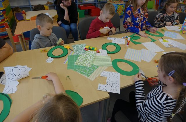 dzieci wycinają zielone koła z zielonych kartek