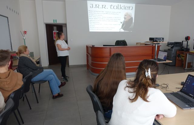 młodzież w sali komputerowej ogląda prezentację o Tolkienie