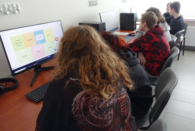 młodzież na komputerach rozwiązuje zagadki dotyczące książek Tolkiena