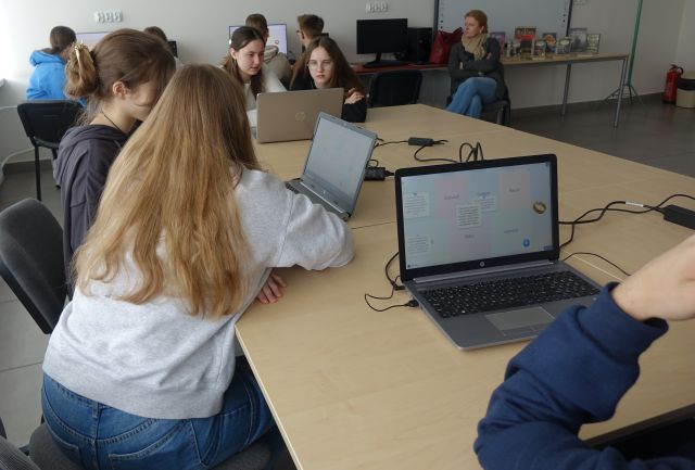 młodzież na komputerach rozwiązuje zagadki dotyczące książek Tolkiena