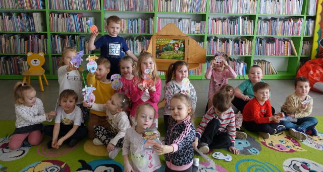 przedszkolaki pozują do zdjęcia z wykonanymi przez siebie pacynkami