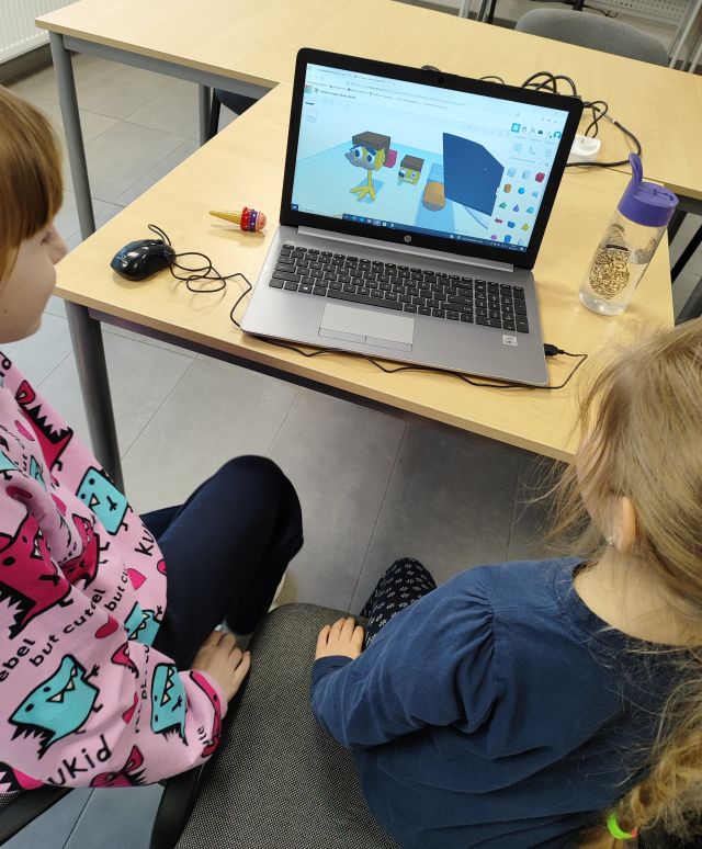 2 dziewczynki tworzą projekt na laptopie