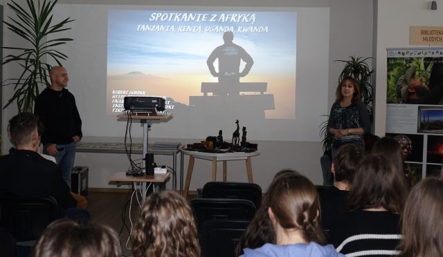 prezentacja o Afryce wyświetlana na ekranie, przed siedząca młodzież