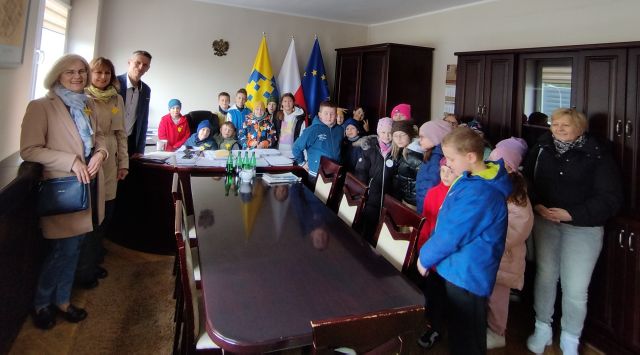 dzieci w gabinecie burmistrza miasta