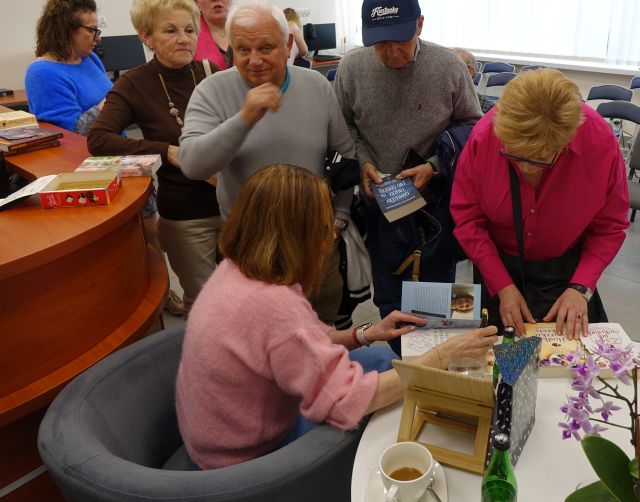 autorka podpisuje uczestnikom spotkania swoje książki