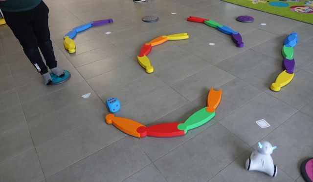 robot Photon jeżdzi pomiędzy przeszkodami