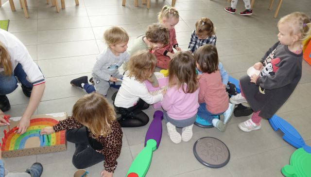 dzieci bawią się fasolą wsypaną do miski