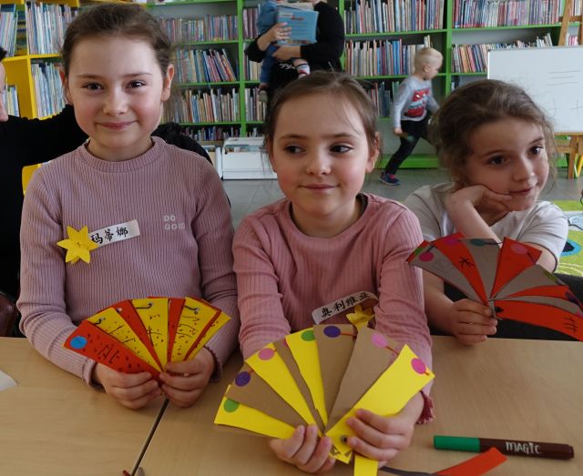 3 dziewczynki prezentują wachlarze chińskie