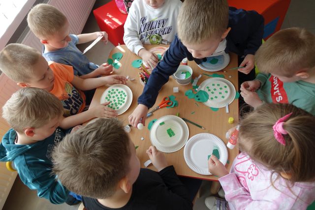 dzieci malują na papierowych talerzykach