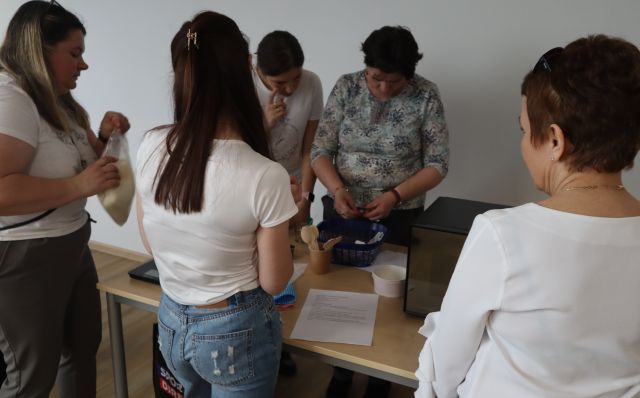 kobiety odmierzają składniki na świece