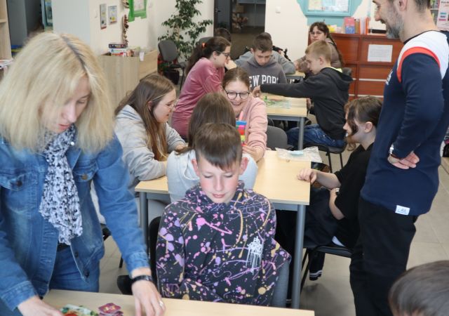 młodzież w pomieszczeniu bibliotecznym gra w gry planszowe