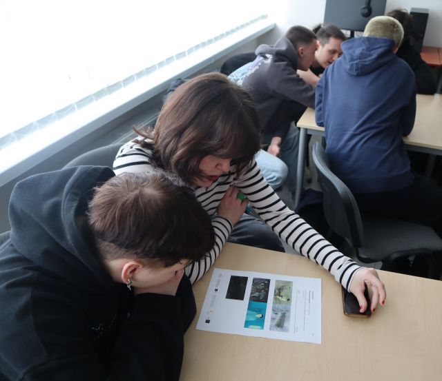 młodzież rozwiązuje zadanie na kartkach