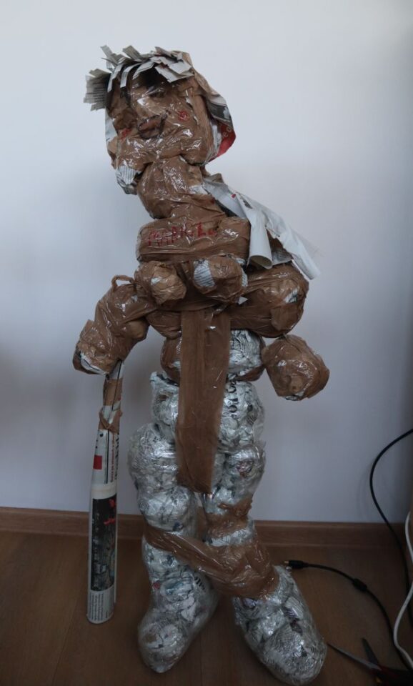 model człowieka z gazet