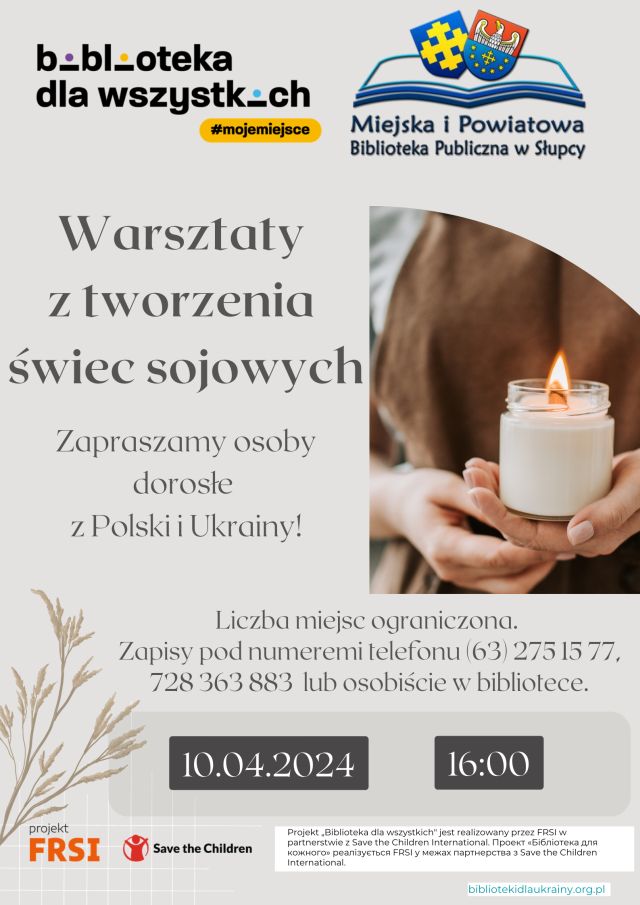 na siwym tle zaproszenie na warsztaty dla osób dorosłych z tworzenia świec sojowych, z prawej strony świeczka w dłoniach, u góry logo biblioteki