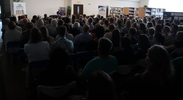 przeszło 200 osób siedzących na krzesłach