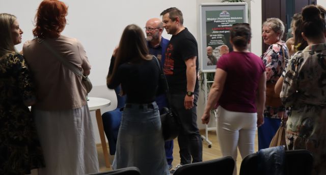 uczestnicy spotkania w kolejce do aktora