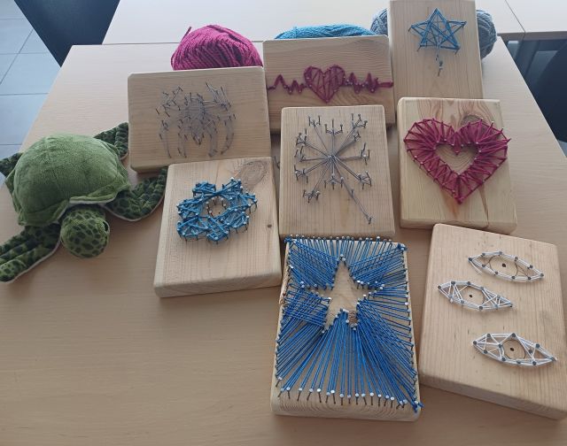 deseczki ze wzorami z nici kolorowych