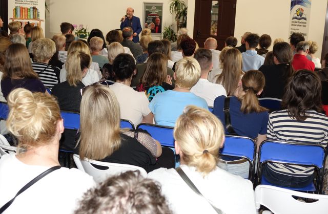 uczestnicy spotkania siedzący na krzesłach