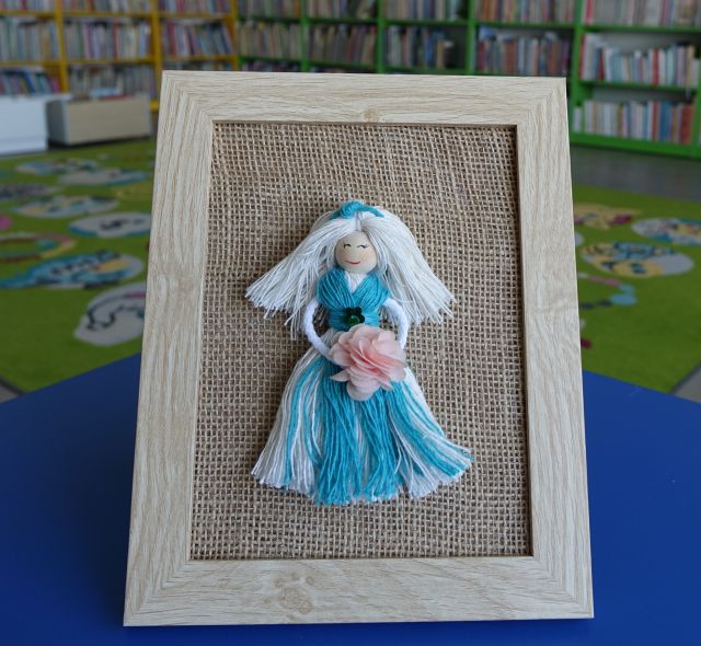 obraz z lalką ze sznurków