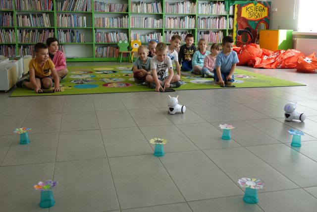 dzieci sterują robotami Photon przy użyciu tabletów