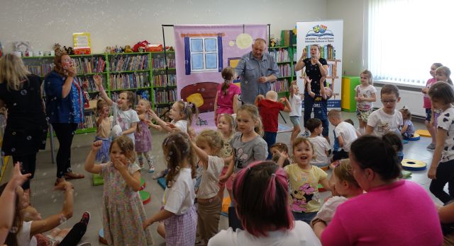 animatorka i 2 osoby dorosłe puszczają dzieciom bańki mydlane