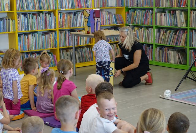 animatorka z dziewczynką układają puzzle z Kicią Kocią