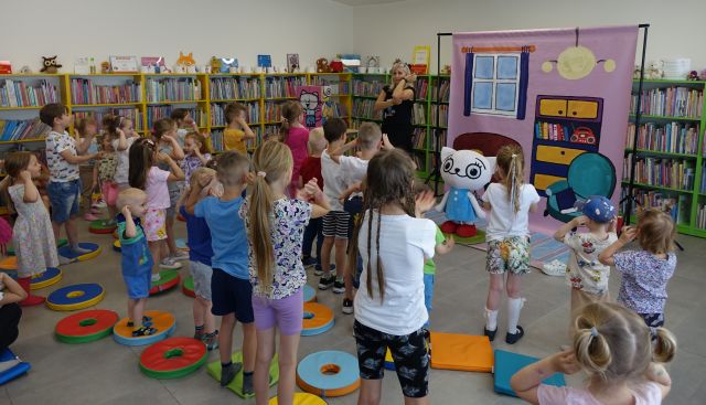 dzieci i animatorka bawią się w zabawy ruchowe