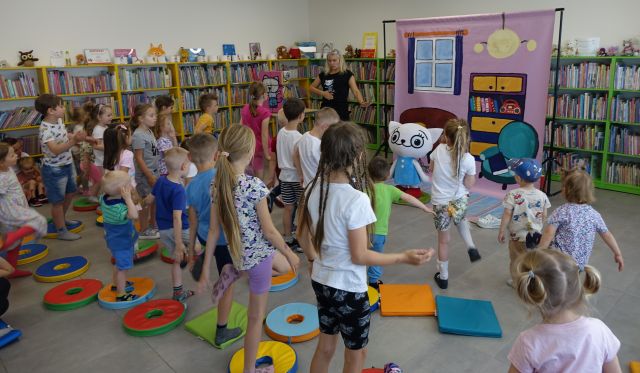 animatorka zabawia dzieci