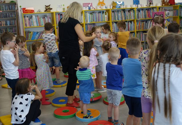 animatorka wśród dzieci