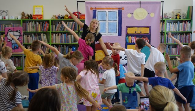 animatorka i dzieci udają samoloty