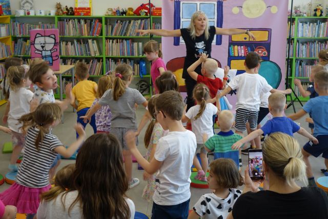 animatorka ćwiczy z dziećmi