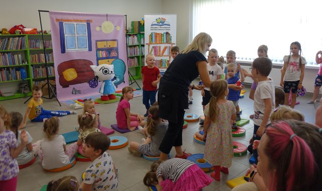 animatorka między dziećmi, które stukają w dzwonki