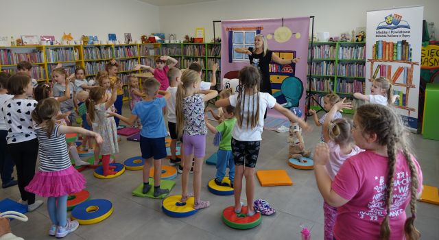 dzieci ćwiczą przy akompaniamencie animatorki