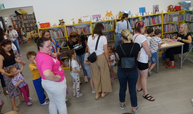 koljeka osób dorosłych i dzieci po wypisany dyplom