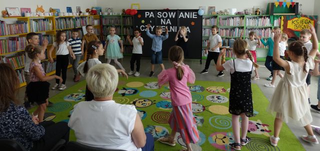 dzieci poruszają się w kółku