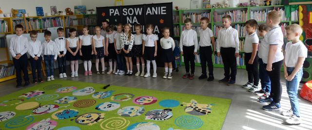 przedszkolaki stoją i recytują wiersze