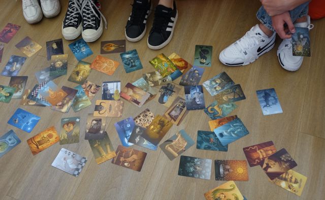 rozsypane na podłodze karty Dixie