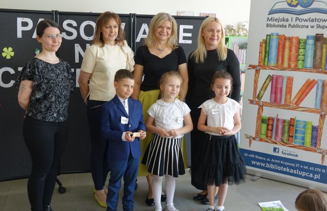 4 kobiety pozują do zdjęcia z 3 dzieci