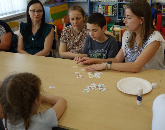 dzieci układają karteczki z owocami warzywami białkami