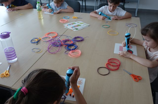 dzieci drukują przy użyciu długopisów 3D