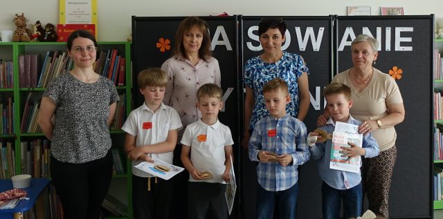 4 kobiety pozują do zdjęcia z 4 dzieci