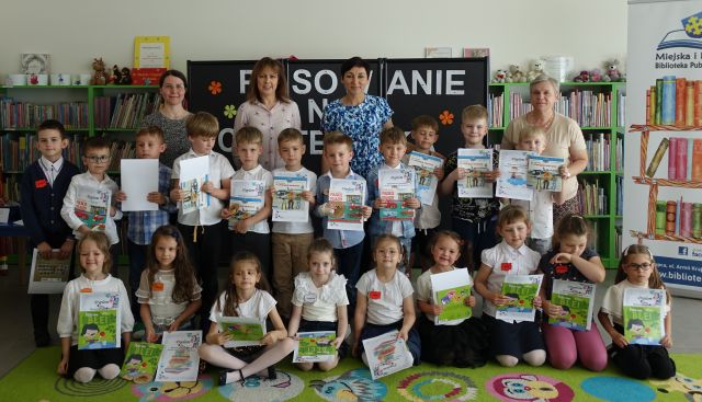 przedszkolaki pozują do zdjęcia z 4 kobietami