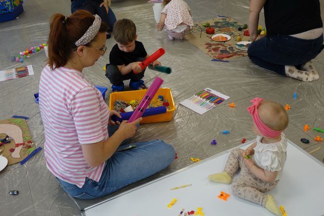 dzieci i mamusie rurkami przesypują ryż