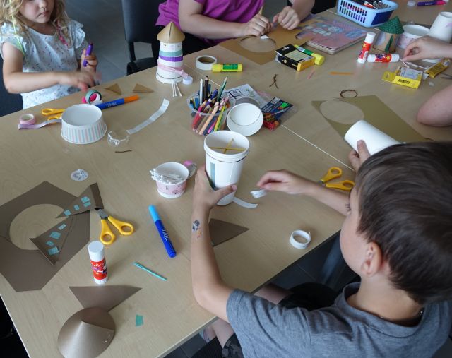 dzieci robią rakiety z papierowych kubków