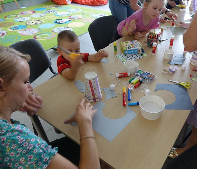 dzieci robią rakiety z papierowych kubków